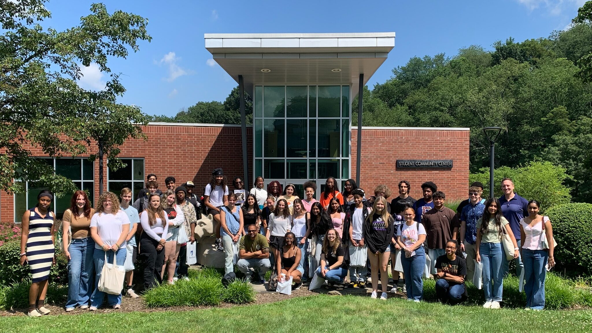 big group of students posing at Penn State Greater Allegheny with the lion statue
